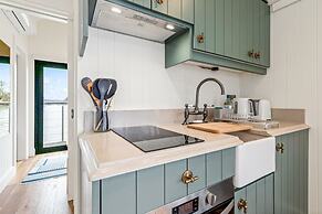 Ondine Houseboat on the Thames - From 160 Per Night