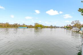 Ondine Houseboat on the Thames - From 160 Per Night