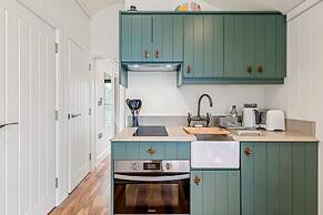 Ondine Houseboat on the Thames - From 160 Per Night