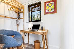 Ondine Houseboat on the Thames - From 160 Per Night