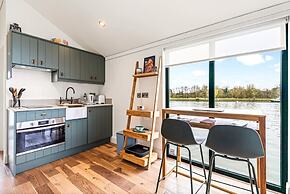 Ondine Houseboat on the Thames - From 160 Per Night