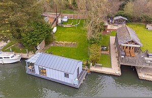 Ondine Houseboat on the Thames - From 160 Per Night