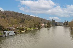 Ondine Houseboat on the Thames - From 160 Per Night