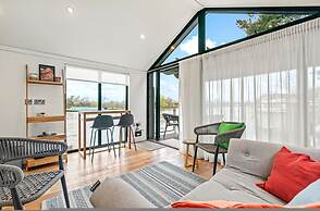 Ondine Houseboat on the Thames - From 160 Per Night