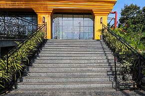 Deluxe Double Stays Near Paridh Crossing