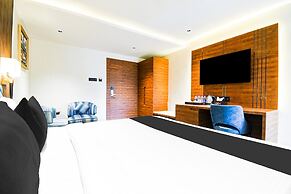 Deluxe Double Stays Near Paridh Crossing