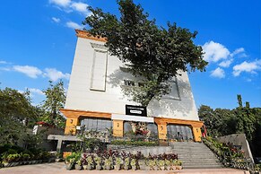 Deluxe Double Stays Near Paridh Crossing