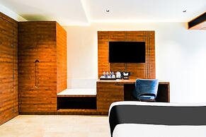 Deluxe Double Stays Near Paridh Crossing