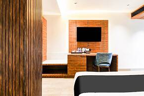 Deluxe Double Stays Near Paridh Crossing