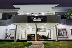 Luxury Stays at Khandala With Hill View