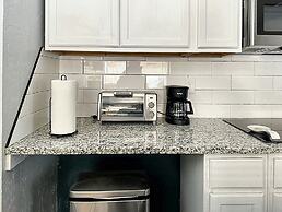 Clean Cozy 1-bedroom Near Plaza District 32C