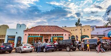 Clean Cozy 1-bedroom Near Plaza District 32C