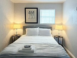 Clean Cozy 1-bedroom Near Plaza District 32C