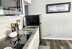 Clean Cozy 1-bedroom Near Plaza District 32C