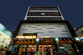 Premium Stays Near Phoenix Mall