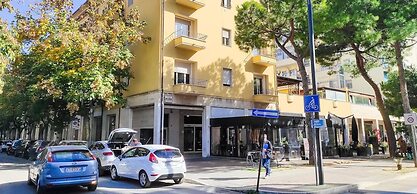 Room-large Double Room in Central Downto