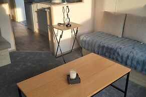 3 Bed-sleeps 6-pets-parking-5 Min to Beach