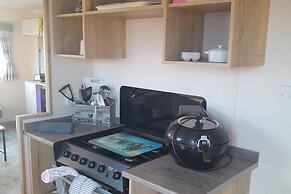 3 Bed-sleeps 6-pets-parking-5 Min to Beach