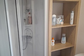 3 Bed-sleeps 6-pets-parking-5 Min to Beach