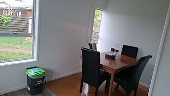 Small 2 bedroom flat 7a Rangiatea Road