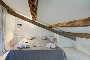 Bocca Al Lupo Apartments