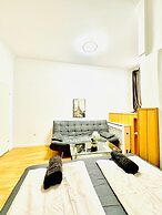 10BR Apt for Groups 8Min to Rathausplatz