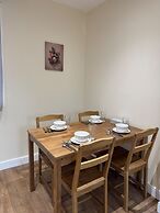 1 Bed Flat - Sleeps 3 - Parking - Wifi