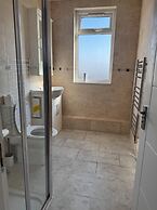 1 Bed Flat - Sleeps 3 - Parking - Wifi