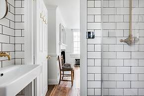 Central Georgian Townhouse With Free Parking