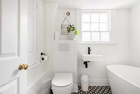 Central Georgian Townhouse With Free Parking