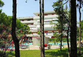 Beachside Flat in a Residence With Swimming Pool and Garden