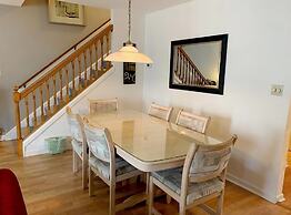 King Charles Avenue 404 #6