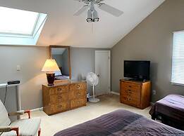 King Charles Avenue 404 #6