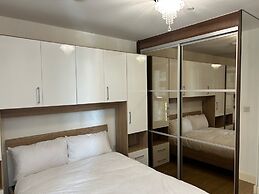 1-bed Apt, Sleeps 4, Central To Shops & Transport