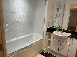 1-bed Apt, Sleeps 4, Central To Shops & Transport
