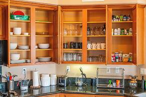 Spacious Golf Course Retreat - w/ Modern Kitchen