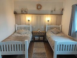 2-bed Coastal Cottage - Sleeps 4 - Pet Friendly