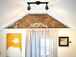 Amazing Historic 1800s Carriage House