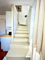 Amazing Historic 1800s Carriage House