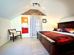 Amazing Historic 1800s Carriage House