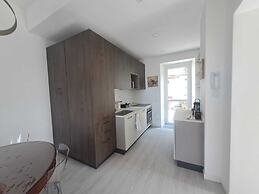 Central Design Flat With Parking