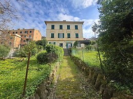 Central Design Flat With Parking