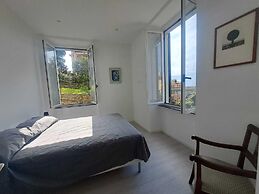 Central Design Flat With Parking