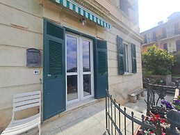 Central Design Flat With Parking