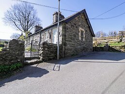 1 Bryn Ysgol