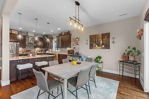 Madrona Bliss A Modern Escape (114429191)