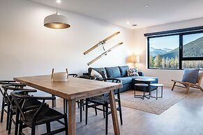 Drop In Condo by Revelstoke Vacations