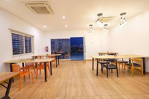 Fabhotel Moonlight Inn