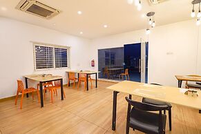 Fabhotel Moonlight Inn