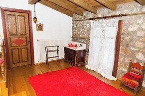 260m2 Unique Mountain House in Lilea Parnasos